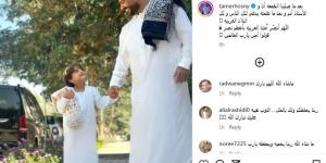 "علمته يدعي لكل الناس".. تامر حسني وابنه آدم بالجلباب الأبيض (صورة)