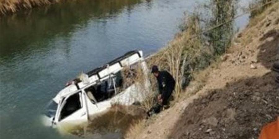 بالأسماء.. إصابة 7 أشخاص إثر انقلاب سيارة ميكروباص داخل ترعة في قنا