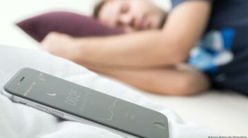 لماذا يضع الهاتف مقلوب اثناء النوم؟.. 5 أسباب لوضع الهاتف المحمول مقلوبا على شاشته أثناء الليل.. لا تهملها