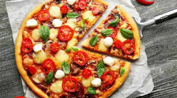 ألذ وأسرع أكلات ممكن تعمليها.. طريقة عمل البيتزا بأقل المكونات والطعم لا يقاوم