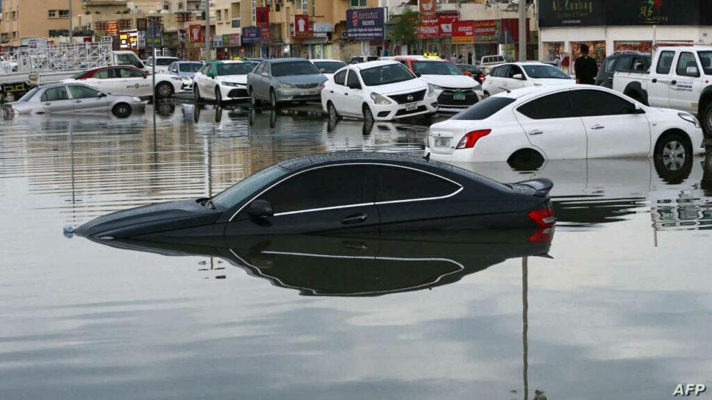 طقس سيء وأمطار غزيرة تضرب دول الخليج