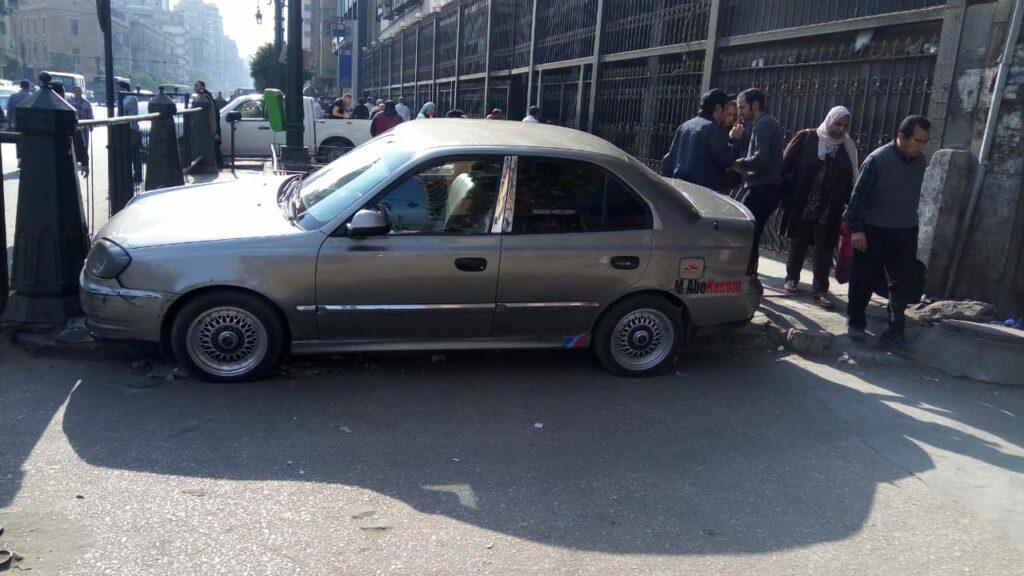مخالفة ركن السيارة فوق الرصيف