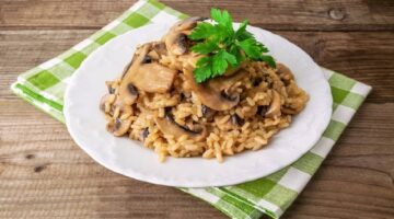ولادك مش هيبطلو يطلبوه.. طريقة عمل الأرز البسمتي بالمشروم بخطوات بسيطة