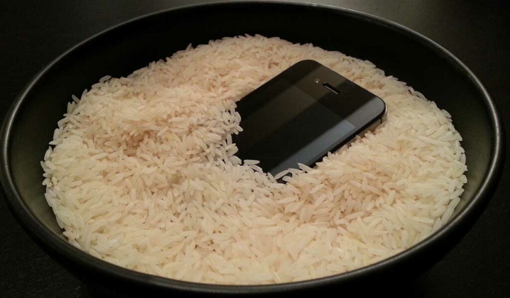 وضع الهاتف في الأرز