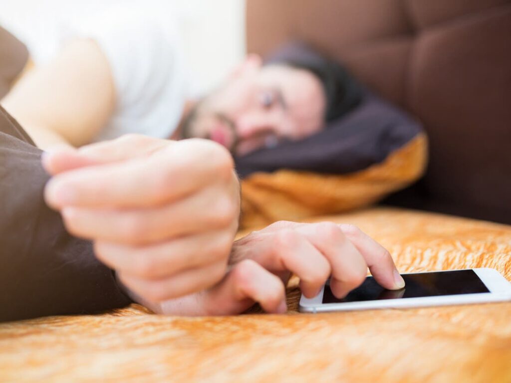 خطورة استخدام الموبايل قبل النوم