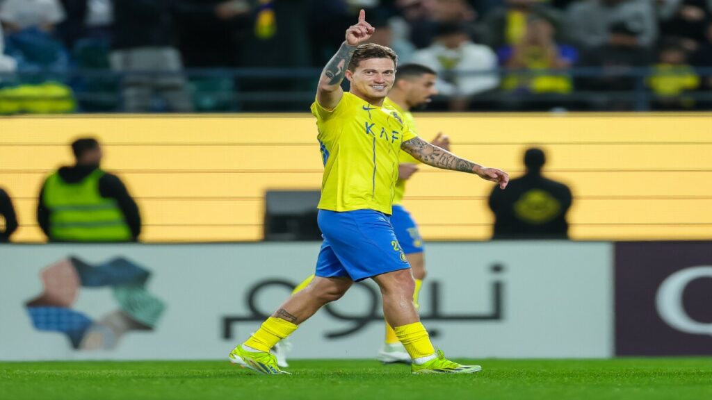 تدخل وليد عبدالله في مشادة بين أوتافيو وأحد جماهير الهلال