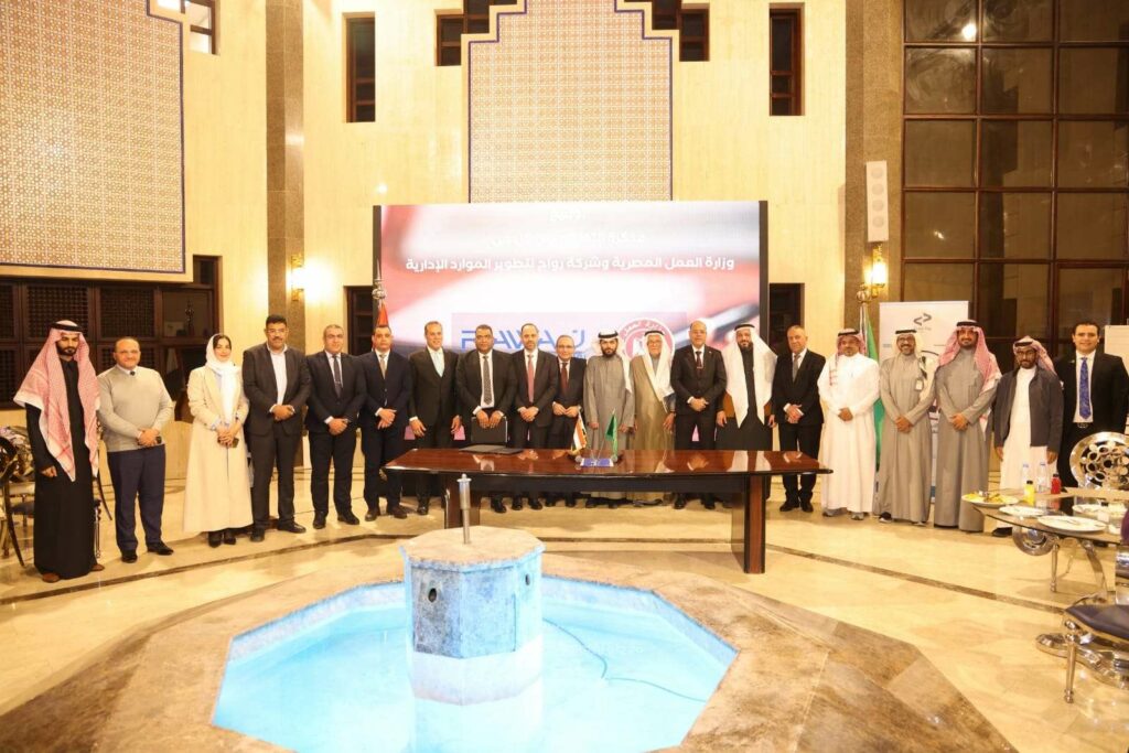 وزير العمل يشهد توقيع اتفاقية مع شركة رواج 1738331523 0