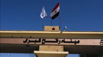 معدات ثقيلة ومنازل متنقلة تنتظر الدخول إلى قطاع غزة عبر معبر رفح – الجريدة