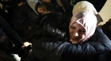 وصول عدد من الأسرى الفلسطينيين المفرج عنهم إلى رام الله – الجريدة
