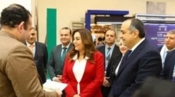 وزيرة التنمية المحلية تتفقد أجنحة الشركات في المعرض التكنولوجي بالدورة التدريبية – الجريدة