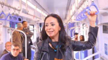 وزيرة التضامن تدفع تذكرة القطار الكهربائي لمقر الوزارة في العاصمة الإدارية (صور) – الجريدة