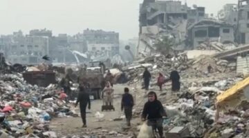 عيشٌ وسط أكوام القمامة .. شاهد معاناة سكان غزة بعد عودتهم لبيوتهم المُدمرة – الجريدة