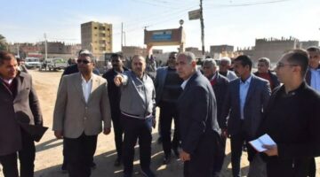 محافظ أسيوط يتفقد شوارع قرية بني عديات سيراً على الأقدام | محافظات – الجريدة