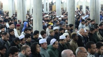آلاف المصلين يؤدون العشاء والتراويح بالجامع الأزهر في الليلة التاسعة من رمضان – الجريدة