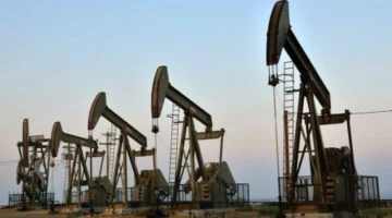 أسعار النفط تسجل مكاسب أسبوعية ثالثة مع قلق الإمدادات.