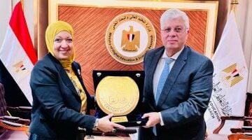 صندوق تطوير التعليم يكرم أيمن عاشور لدعم المهارات الحديثة
