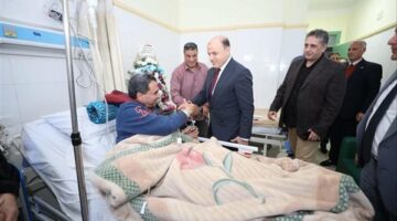 محافظ كفر الشيخ يزور وكيل التعليم بالمستشفى بعد وعكة.