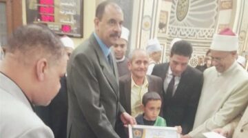 محافظ سوهاج يكرم أصغر خاتم للقرآن