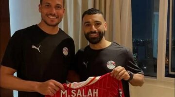محمد صلاح يهدي البلعوطي قميص ليفربول