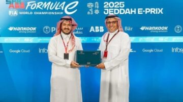 تسليم شارة منتدى الاستثمار لاتحاد السيارات السعودي