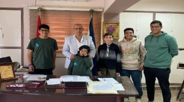 مدير التعليم بالسويس يلتقي المواهب المدرسية لاستعراض مشاريعهم