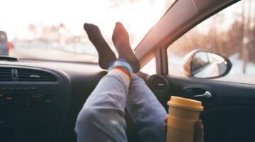 احذر وضع قدميك على التابلوه أثناء القيادة