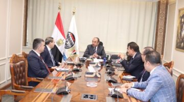 وزير قطاع الأعمال يبحث التعاون مع شركة تركية في الغزل
