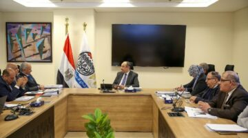 وزير قطاع الأعمال يتابع مشروعات القابضة للسياحة