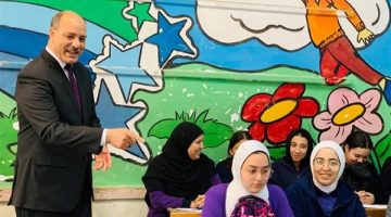 مكافأة تشجيعية لعامل مشتل مدرسة بالإسكندرية بتوجيه وكيل التعليم
