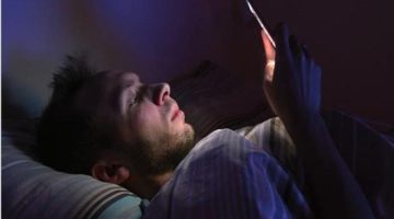 استخدام الهاتف قبل النوم لمدة ساعة يزيد خطر الأرق بشكل ملحوظ