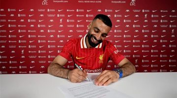 ساعة محمد صلاح الفاخرة تخطف الأنظار بسعرها الباهظ أثناء توقيع عقده مع ليفربول