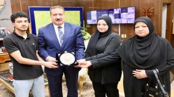 محافظ المنوفية يكرم أسرة مدير إدارة الباجور الراحل تقديرًا لعطائه.