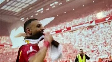 رفعه محمد صلاح..علم مصر يرفرف فى إحتفال ليفربول ببطولة الدوري الإنجليزى.. صور