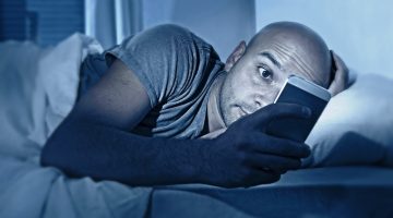 ساعة الهاتف قبل النوم: تحذير من زيادة الأرق بنسبة كبيرة!