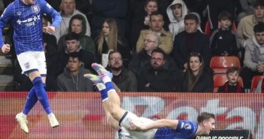 سام مرسي يتألق ويقود إبيسويتش تاون لانتصار مثير على بورنموث 2-1 بالدوري الإنجليزي