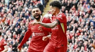 ليفربول ضد توتنهام.. محمد صلاح يسجل الرابع ويحتفل بسيلفى مع الجمهور.. فيديو