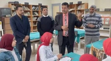 مدير تعليم سوهاج يكرم الطالبات المتفوقات خلال تفقده مدرسة الديابات بأخميم