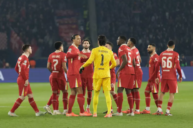 إيفرتون يتصدر المشهد بين ستة أندية تتنافس على مدافع ليفربول