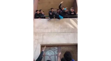 طلاب يلقون زملاءهم من الدور الأول بالمدرسة.. تصريحات التعليم توضح التفاصيل