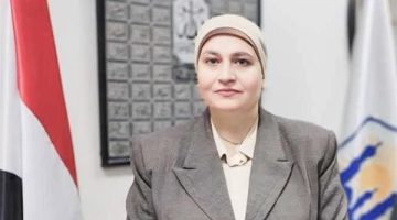 وكيل تعليم القاهرة يهنئ طالبة لفوزها بمسابقة القرآن