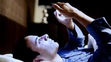 زيادة الأرق بنسبة 59% بسبب استخدام الهاتف قبل النوم لمدة 60 دقيقة.