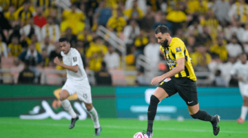 لقطة مثيرة في مباراة الاتحاد والشباب تُثير الغضب