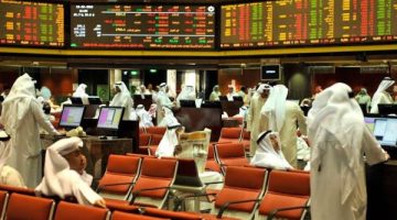 “اللون الأحمر يحكم أسواق المال العربية مع بداية الأسبوع بشكل مثير للقلق”  

(10 كلمات، الكلمة المفتاحية “اللون الأحمر” في البداية، مع إضافة وصف جاذب “مثير للقلق”).