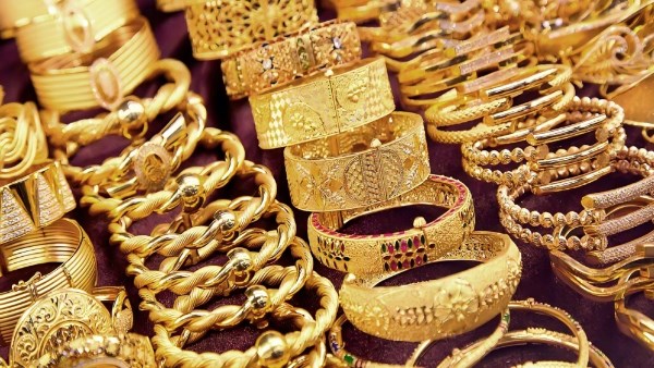 شائعات خفض الرسوم الجمركية على السيارات تدفع الذهب للتراجع