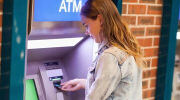 تعديل حدود السحب اليومي من البنوك والـATM ورسوم المعاملات المالية بعد قرار البنك المركزي ومفاجأة حول التحويل عبر تطبيق إنستاباي (InstaPay)