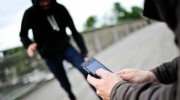 المتهم بسرقة هواتف المحمول يكشف حيلته لارتكاب جرائمه