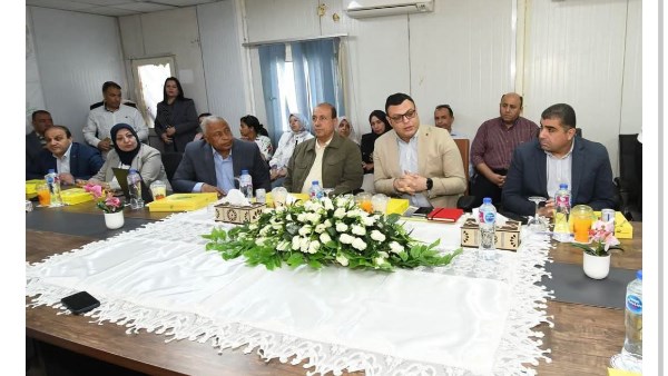 وزير الإسكان يعقد اجتماعا مع الشركات العاملة بحدائق تلال الفسطاط