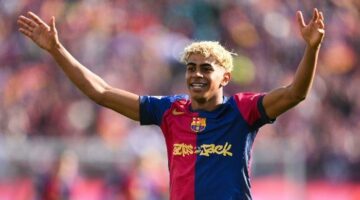 لعملاق الدوري الإنجليزي.. لامين يامال يرتدي قميصا أسقط برشلونة (صورة)
