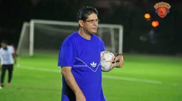 أيمن الرمادي أهلاوي وهو أفضل مني في التدريب