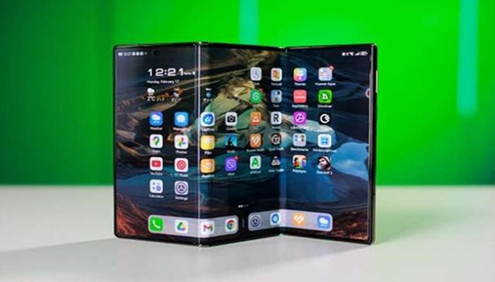 195 235302 samsung tri folding phone with giant